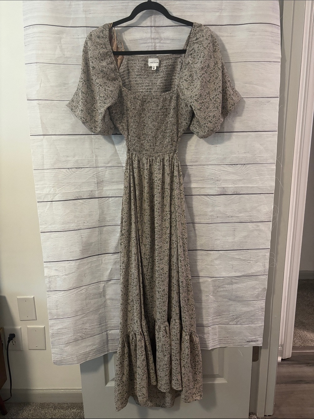Light Gray Floral Maxi Dress with Puff Sleeves and Cut Out Back